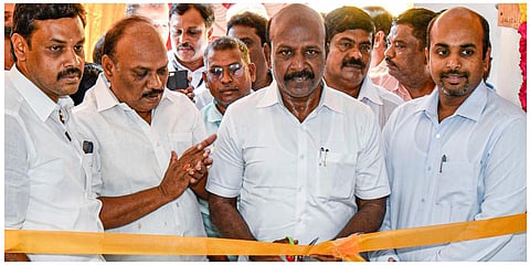 தஞ்சாவூர் மாவட்டம் பூதலூரை அடுத்த ஒரத்தூரில் புதிய துணை சுகாதார நிலைய கட்டிடத்தை அமைச்சர் மா.சுப்பிரமணியன் பயன்பாட்டுக்கு திறந்து வைத்தார் | படம் : ஆர்.வெங்கடேஷ்.