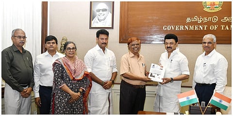 மாணவர்களிடம் சாதிய வன்முறைகளை தவிர்பதற்கான ஒருநபர் குழு அறிக்கையை ஒய்வு பெற்ற நீதிபதி சந்துரு, தமிழக முதல்வர் மு.க.ஸ்டாலினிடம் சமர்ப்பித்தார்.