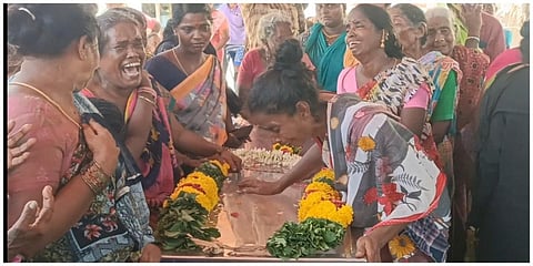கள்ளக்குறிச்சியில் கள்ளச்சாராயம் குடித்து உயிரிழந்தவர்களின் உடலைப் பார்த்து கதறி அழும் உறவினர்கள்