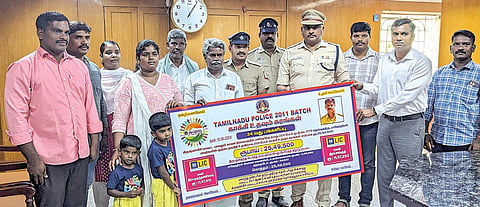 தலைமை காவலர் ராஜேந்திரனின் இரு குழந்தைகளின் பெயரில், ரூ.22.94 லட்சம் காப்பீடு செய்யப்பட்ட பத்திரத்தை அவரது உறவினர் களிடம் வழங்கிய காவல் கண்காணிப்பாளர் தங்கதுரை.
