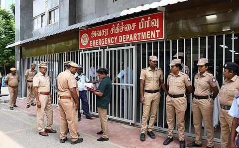 கள்ளக்குறிச்சியில் கள்ளச்சாராயம் குடித்து பாதிக்கப்பட்டவர்கள் சிலர் சேலம் அரசு மோகன் குமாரமங்கலம் மருத்துவக்கல்லூரி மருத்துவமனையில் சிகிச்சை பெற்று வருகின்றனர். | படம்: எஸ்.குருபிரசாத்