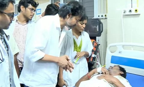 கள்ளக்குறிச்சி மருத்துவமனையில் நடிகர் விஜய் நேரில் ஆறுதல்