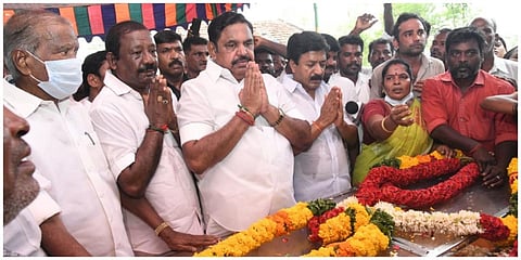கள்ளக்குறிச்சியில் கள்ளச் சாராயம் அருந்த உயிரிழந்தவர்களின் உடல்களுக்கு அதிமுக பொதுச் செயலாளர் எடப்பாடி பழனிசாமி அஞ்சலி செலுத்தினார்.