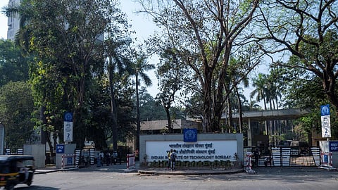 ராமாயணத்தை கிண்டல் செய்து நாடகம் நடத்திய மும்பை ஐஐடி மாணவர்கள் 8 பேருக்கு அபராதம்