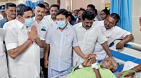 கள்ளக்குறிச்சி அரசு மருத்துமவனையில் சிகிச்சை பெறுவோரிடம் நலம் விசாரித்த அதிமுக பொதுச் செயலாளர் பழனிசாமி. உடன், முன்னாள் அமைச்சர்கள் சி.வி.சண்முகம், விஜயபாஸ்கர் உள்ளிட்டோர்.