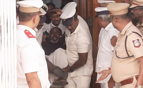 சட்டப்பேரவையில் அமளி: அதிமுக எம்எல்ஏக்கள் வலுக்கட்டாயமாக வெளியேற்றம்