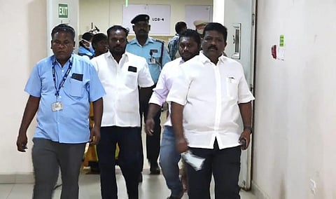 ஜிப்மரில் சிகிச்சையில் உள்ளவர்களை சந்தித்த ரவிக்குமார் எம்.பி.