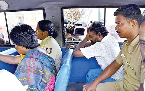 கைதான கண்ணுக்குட்டி உள்ளிட்டோரை நீதிமன்றத்தில் ஆஜர்படுத்திய பின்னர், கடலுார் சிறைக்கு அழைத்துச் சென்ற போலீஸார். படங்கள்: எம்.சாம்ராஜ்