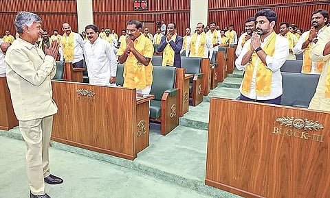 ஆந்திர மாநில சட்டப்பேரவைக்குள் நேற்று முதல்வராக நுழைந்த சந்திரபாபு நாயுடு, எம்.எல்.ஏ.க்களுக்கு வணக்கம் தெரிவிக்கிறார்.