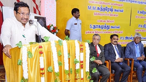 சென்னை உயர்நீதிமன்ற மதுரை கிளையின் 20-வது ஆண்டு நிறைவு விழாவையொட்டி நடந்த நிகழ்ச்சியில் உச்ச நீதிமன்ற நீதிபதி எம்.எம்.சுந்தரேஷ் உரையாற்றினார். | படம்: எஸ்.எஸ்.கிருஷ்ணமூர்த்தி