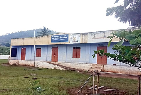 ஈரோடு மாவட்டத்தில் கொங்காடை மலைக் கிராமத்தில் அமைந்துள்ள உயர்நிலைப் பள்ளி வளாகம்.