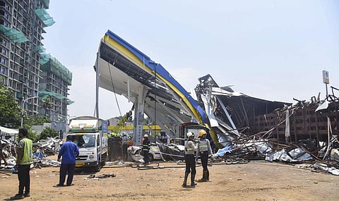 மும்பையில் விளம்பர பலகை முறிந்து 17 பேர் உயிரிழந்த விவகாரம்: மனைவி மூலம் ரூ.46 லட்சம் லஞ்சம் பெற்ற அதிகாரி