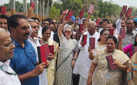 “மோடி அரசு அரசியல் சாசனத்தை மீறிவிட்டது” - எதிர்க்கட்சி எம்.பி.க்கள் குற்றச்சாட்டு