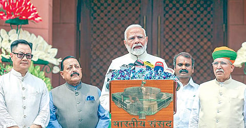 18-வது மக்களவையின் முதல் கூட்டம் நேற்று தொடங்குவதற்கு முன்பு, செய்தியாளர்களிடம் பேசிய பிரதமர் மோடி. உடன் மத்திய அமைச்சர்கள் கிரண் ரிஜிஜு, ஜிதேந்திர சிங், அர்ஜுன் ராம் மேக்வால், எல்.முருகன். படம்: பிடிஐ