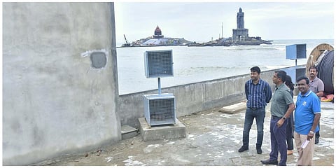 கன்னியாகுமரியில் திருவள்ளுவர் சிலையை காண்பதற்கு லேசர் தொழில் நுட்பத்துடன் அமைக்கப்பட்டு வரும் ஒலி, ஒளி காட்சிக்கூட பணியினை ஆட்சியர் ஸ்ரீதர் மற்றும் அதிகாரிகள் பார்வையிட்டனர்.