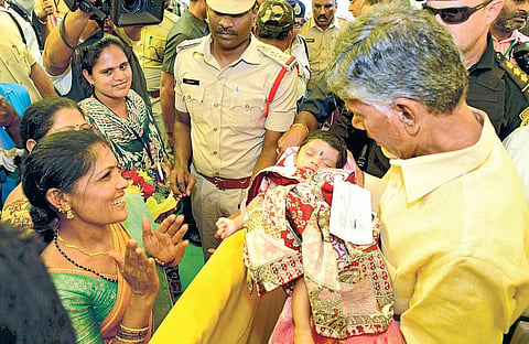 ஆந்திர மாநிலத்தில் தனது சொந்த தொகுதியான குப்பம் பகுதியில், பொதுமக்களை நேற்று சந்தித்து குறைகளை கேட்டறிந்த முதல்வர் சந்திரபாபு நாயுடு. படம்: பிடிஐ