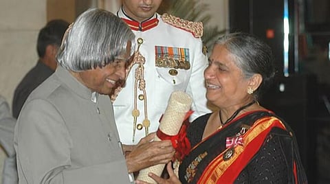 கடந்த 2006-ம் ஆண்டு அப்போதைய குடியரசுத் தலைவர் அப்துல் கலாமிடம் இருந்து பத்ம விருது பெற்ற சுதா மூர்த்தி எம்.பி.