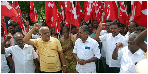 கொள்ளிடம் ஆற்றில் கழிவு நீர் கலப்பதைத் தடுக்கக் கோரி மார்க்சிஸ்ட கம்யூனிஸ்ட் கட்சியின் சார்பில் மறியல் போராட்டம் நடைபெற்றது.