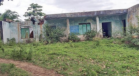 உடுமலை அருகே குழிப்பட்டி மலைவாழ் கிராமத்தில் பராமரிப்பின்றி பாழடைந்து காட்சியளிக்கும் அரசுப்பள்ளி.