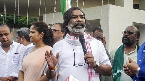 தொண்டர்கள் மத்தியில் உரை நிகழ்த்தும் ஹேமந்த் சோரன்