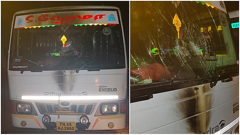 பெட்ரோல் குண்டு வீச்சில் முன் பக்க கண்ணாடி உடைந்து சேதமடைந்த சுற்றுலா வேன்.