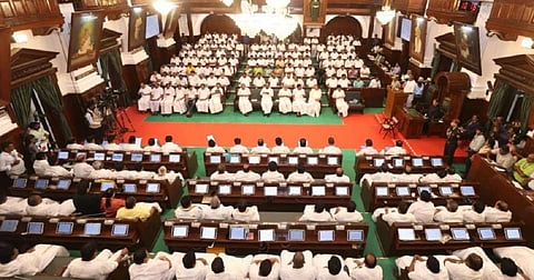 கள்ளச் சாராய வழக்கில் அதிகாரிகளையும் சேர்க்க வேண்டும்: அனைத்து கட்சி உறுப்பினர்கள் வலியுறுத்தல்