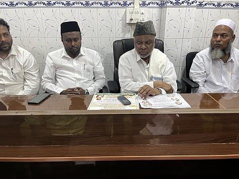 விழுப்புரத்தில் செய்தியாளர்களிடம் இந்திய யூனியன் முஸ்லீம் லீக் கட்சியின் தேசியத்தலைவர் காதர் மொய்தீன் பேசுகிறார்.