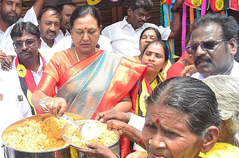 கோவை சிங்காநல்லூர் பகுதியில் தேமுதிக பொதுச்செயலாளர் பிரேமலதா விஜயகாந்த் இன்று கட்சி கொடியேற்றி மக்களுக்கு அன்னதானம் வழங்கினார்.