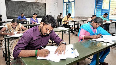 நகராட்சி நிர்வாக துறை போட்டி தேர்வில் குளறுபடி நடந்ததாக தேர்வர்கள் புகார்