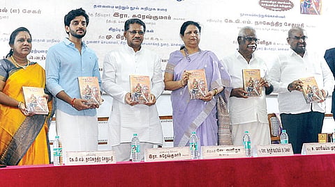 மதுரையில் நடந்த விழாவில் ‘வேலுநாச் சியார் காவியம்’ என்ற நூலை வெளியிட்ட சென்னை உயர் நீதிமன்ற நீதிபதி ரா.சுரேஷ்குமார், நான்காம் தமிழ்ச் சங்கத் தலைவர் கேபிஎம். நாகேந்திர சேதுபதி உள்ளிட்டோர்.