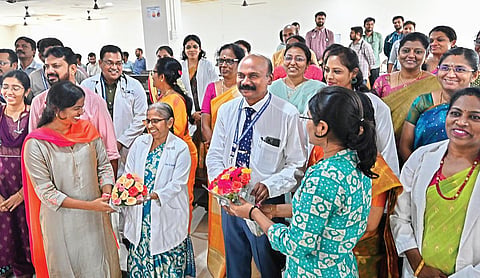 தேசிய மருத்துவர்கள் தினத்தை முன்னிட்டு, சென்னை சேப்பாக்கம் ஓமந்தூரார் அரசு மருத்துவமனையில் டீன் அரவிந்த் மற்றும் மூத்த மருத்துவர்களுக்கு பயிற்சி மாணவர்கள் பூங்கொத்து கொடுத்து வாழ்த்து தெரிவித்தனர்.
| படம்: எஸ்.சத்தியசீலன் |