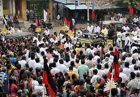 விழுப்புரம் அருகே காணையில் திமுக வேட்பாளரை ஆதரித்து அமைச்சர் அன்பில் மகேஷ் பொய்யாமொழி பேசுகிறார். அருகில் லட்சுமணன் எம்எல்ஏ உள்ளிட்டோர் உள்ளனர்.