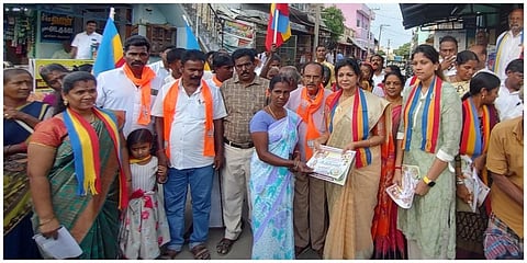 விக்கிரவாண்டி கடைவீதியில் சவுமியா அன்புமணி பாமக வேட்பாளருக்கு ஆதரவாக பிரச்சாரம் செய்தார் உடன் சங்கமித்ரா அன்புமணி