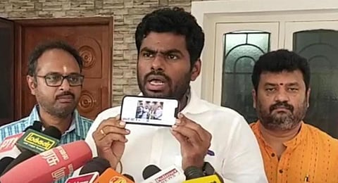 மதுரை மேயருக்கு செங்கோல் வழங்கியது தொடர்பான புகைப்படத்தை கோவையில் செய்தியாளர்களிடம் அண்ணாமலை காண்பித்தபோது...