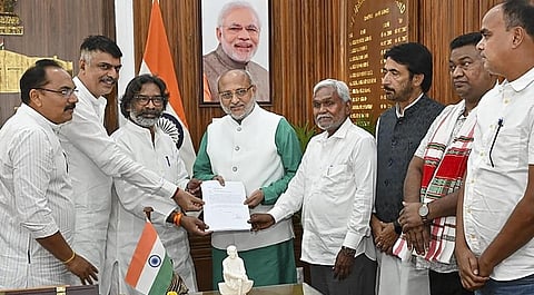 ஜார்க்கண்ட் மாநில முதல்வர் சம்பாய் சோரன் ஆளுநர் சி.பி.ராதாகிருஷ்ணனிடம் தனது ராஜினாமா கடிதத்தைக் கொடுத்தார். இதைத் தொடர்ந்து ஆட்சியமைக்க ஹேமந்த் சோரன் உரிமை கோரினார்.