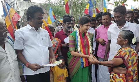 விக்கிரவாண்டி தொகுதிகுட்பட்ட குத்தாம்பூண்டி கிராமத்தில் பெண்களிடம் சவுமியா அன்புமணி வாக்கு சேகரித்தார்.