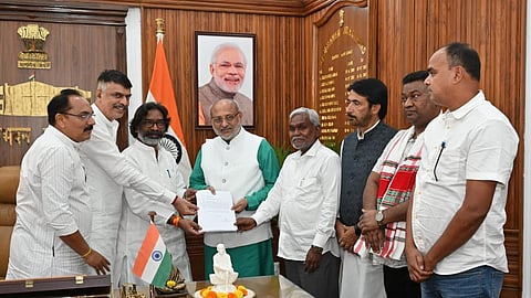 ஜார்க்கண்ட் ஆளுநர் சி.பி.ராதாகிருஷ்ணனிடம் நேற்று ராஜினாமா கடிதம் வழங்கும் சம்பய் சோரன். உடன், அடுத்த முதல்வராக பதவியேற்க உள்ள ஹேமந்த் சோரன் உள்ளிட்டோர்.படம்: பிடிஐ