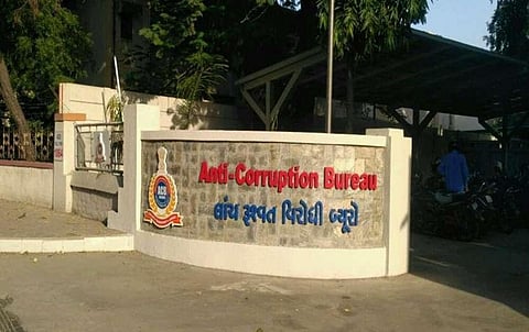குஜராத் | மாநகராட்சி அதிகாரி வீட்டில் ரூ.18 கோடி மதிப்புள்ள தங்கம், ரொக்கம் சிக்கியது