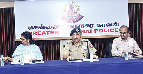 இணையவழி குற்றங்களை தடுப்பது குறித்து காவல் ஆணையர் சந்தீப்ராய் ரத்தோர் தலைமையில் போலீஸார், வங்கி அதிகாரிகள் ஒருங்கிணைப்பு கூட்டம், சென்னை வேப்பேரியில் உள்ள காவல் ஆணையர் அலுவலகத்தில் நேற்று நடைபெற்றது.