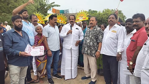 விக்கிரவாண்டி தொகுதிகுட்பட்ட வீரமூர் கிராமத்தில் திமுக மாநில வர்த்தக அணிச் செயலாளர் கவிஞர் காசி முத்துமாணிக்கம் வாக்கு சேகரித்தார்.