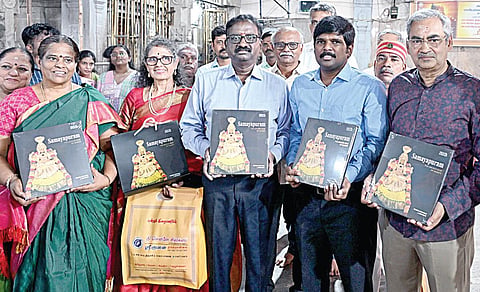 சமயபுரம் மாரியம்மன் கோயில் சிறப்புகளை விளக்கும், `தி இந்து' குழும பதிப்பகத்தின் `சமயபுரம்- சக்தியின் புனித பீடம்' என்ற நூல் வெளியீட்டு நிகழ்வில் பங்கேற்ற தமிழக அரசின் நீர்வளத் துறைச் செயலர் க.மணிவாசன், திருச்சி ஆட்சியர் மா.பிரதீப்குமார், நூலாசிரியர் ஜெ.ரமணன், இணை நூலாசிரியர் விருந்தா ரமணன், கோயில் இணை ஆணையர் சி.கல்யாணி உள்ளிட்டோர்.படம்: எம்.மூர்த்தி
