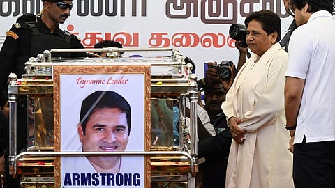 ஆம்ஸ்ட்ராங் உடலுக்கு பகுஜன் சமாஜ் கட்சியின் தேசியத் தலைவர் மாயாவதி அஞ்சலி செலுத்தியபோது..