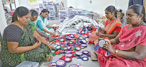 விக்கிரவாண்டி தொகுதியில் நாளை வாக்குப்பதிவு நடைபெற உள்ள நிலையில், வாக்குச்சாவடிகளுக்கு தேவையான எழுதுபொருட்கள், அடையாள அட்டை உள்ளிட்டவற்றை தயார்படுத்தும் பெண் ஊழியர்கள்.படம்: எஸ்.எஸ்.குமார்