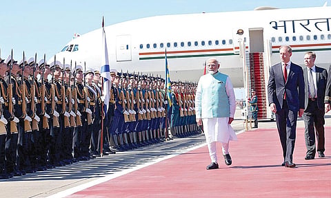 ரஷ்யாவுக்கு 2 நாள் அரசுமுறை பயணம் மேற்கொண்டுள்ள பிரதமர் நரேந்திர மோடிக்கு மாஸ்கோ விமான நிலையத்தில் நேற்று சிவப்பு கம்பள வரவேற்பு வழங்கப்பட்டது. படம்: பிடிஐ