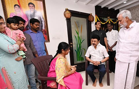 ஆம்ஸ்ட்ராங் குடும்பத்துக்கு முதல்வர் ஸ்டாலின் நேரில் ஆறுதல்: உருவப்படத்துக்கு மரியாதை