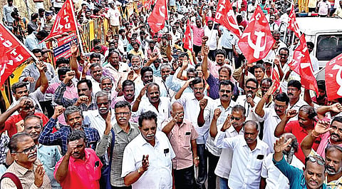 தமிழ்நாடு மின்வாரியத்தில் உள்ள காலி பணியிடங்களை நிரப்புவது, ஊதிய உயர்வு உள்ளிட்ட பல்வேறு கோரிக்கைகளை வலியுறுத்தி, தமிழ்நாடு மின்ஊழியர் மத்திய அமைப்பு (சிஐடியு) சார்பில், தொ டர் காத்திருப்பு போராட்டம் அண்ணா சாலையில் உள்ள மின்வாரிய தலைமை அலுவலகம் அருகில் நேற்று நடைபெற்றது. படம்: ம.பி