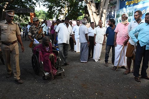 விக்கிரவாண்டி இடைத்தேர்தலில் வாக்களிக்க நீண்ட வரிசையில் காத்திருந்த பொதுமக்கள். வாக்குச்செலுத்த சக்கர நாற்காலியில் வந்த மூதாட்டி. படம்: எம்.சாம்ராஜ்