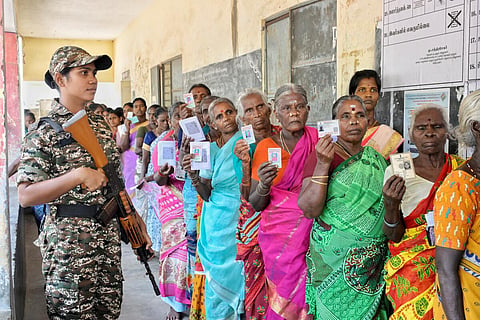 விக்கிரவாண்டி நகர வாக்குச்சாவடி ஒன்றில் வாக்களிக்க வரிசையில் காத்திருந்த வாக்காளர்கள்