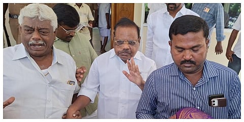 தூத்துக்குடி மாவட்ட முதன்மை அமர்வு நீதிமன்றத்தில் ஆஜராகி சாட்சியம் அளித்துவிட்டு வெளியே வந்த முன்னாள் சட்டப்பேரவை தலைவர் ப.தனபால் | படம்: என்.ராஜேஷ்