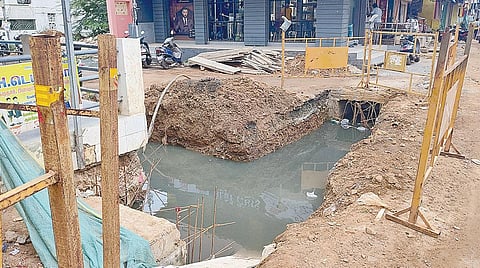 இரு தெருக்கள் சந்திக்கும் இடத்தில் முடிவடையாமல் உள்ள மழைநீர் வடிகால் பணி.